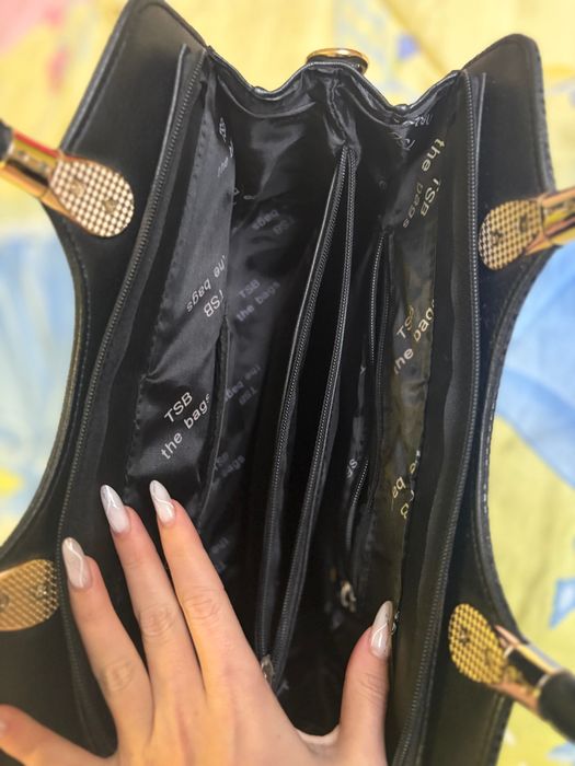 Дамска чанта,която не е носена и е чисто нова