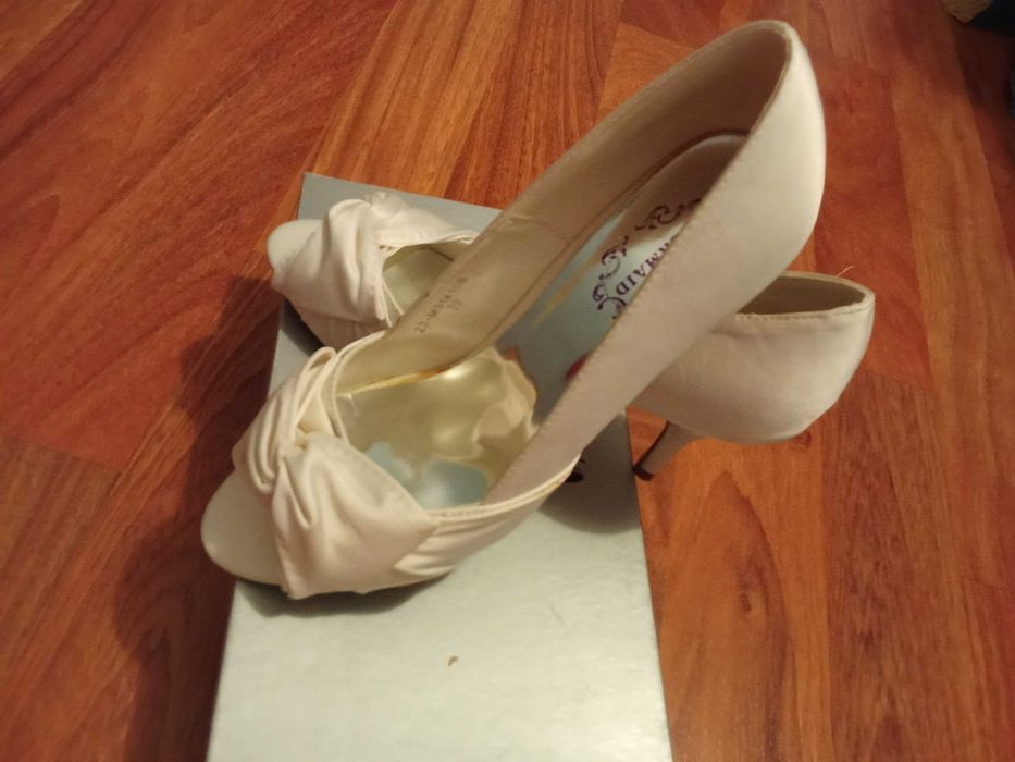 Vand pantofi marimea 38 , albi , noi - 30 lei