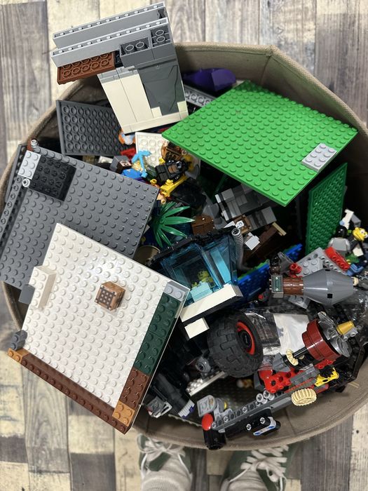Огромен кашон, пълен с оригинално LEGO