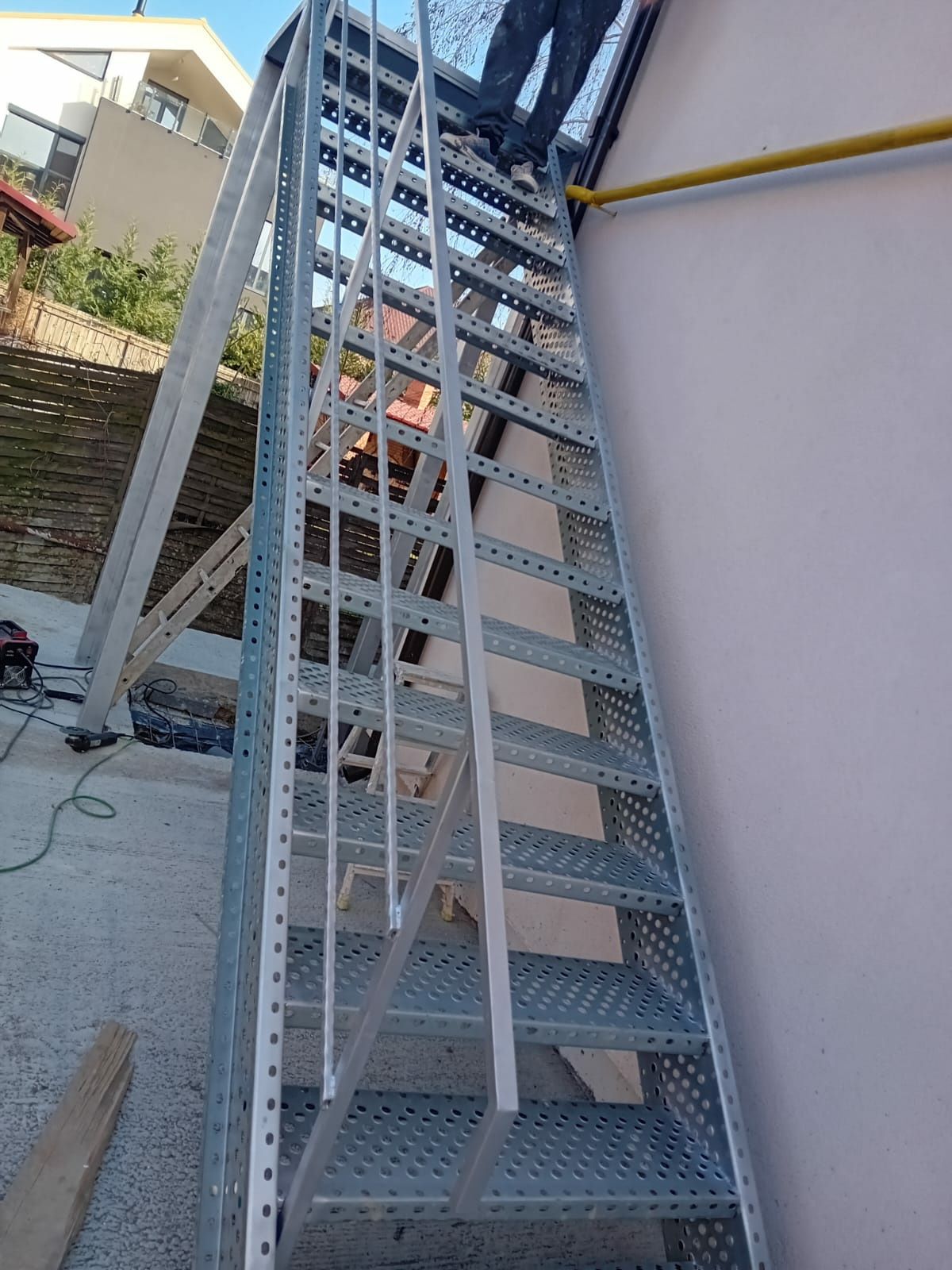 Scară metalică zincata 5m l cu balustrada