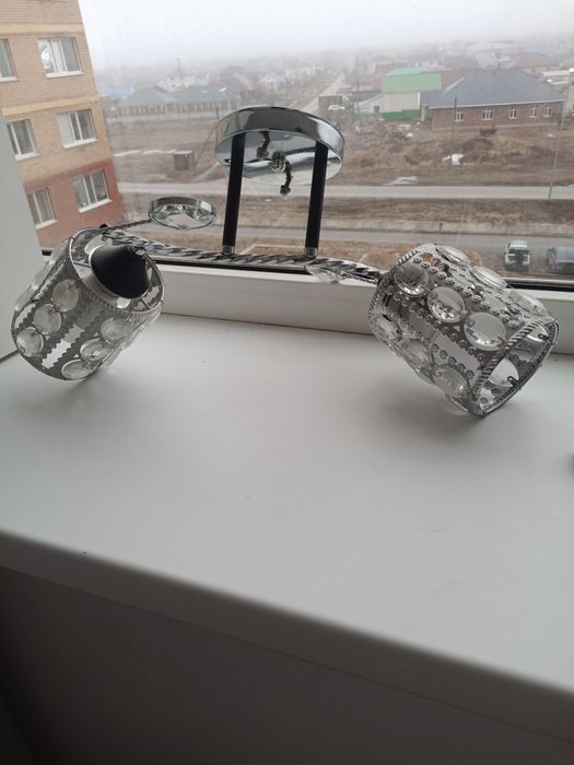 Продам люстру 2 плафон