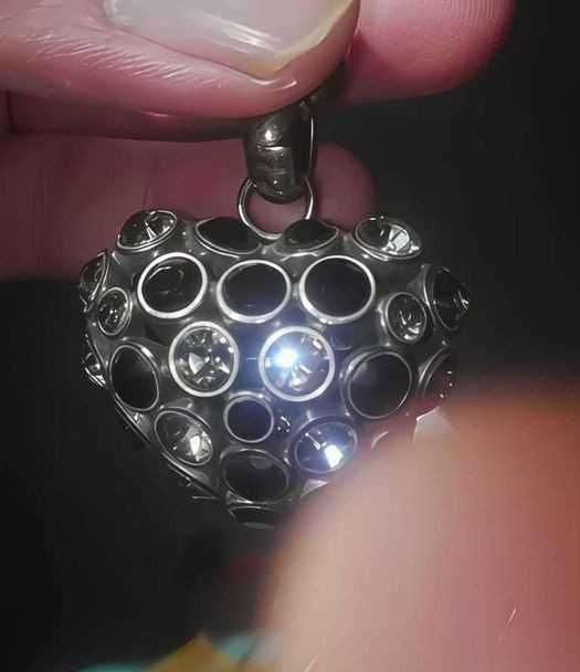 Продам брелок из кристаллов Сваровски.В отл. сост. Цена окончательная