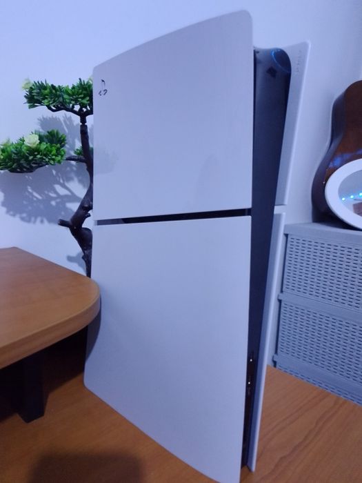 Vând ps5 digital 1tb cu un controler și un cont cu GTA V