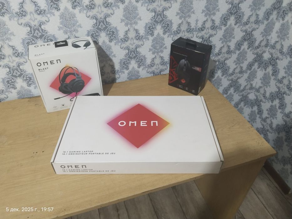 Ноутбук 

Процессор: Intel Core i7-12700H

Видеокарта: NVI