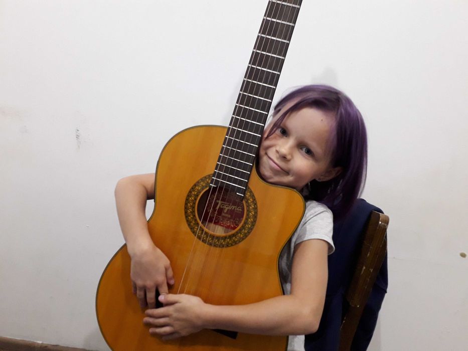 Обучение на гитаре, укулеле, бас гитаре.