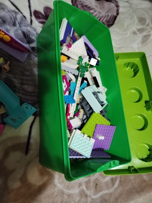 Vind lego original pt fetițe are multe figurine .