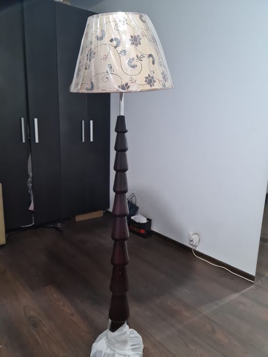 Lampadar cu picior din lemn