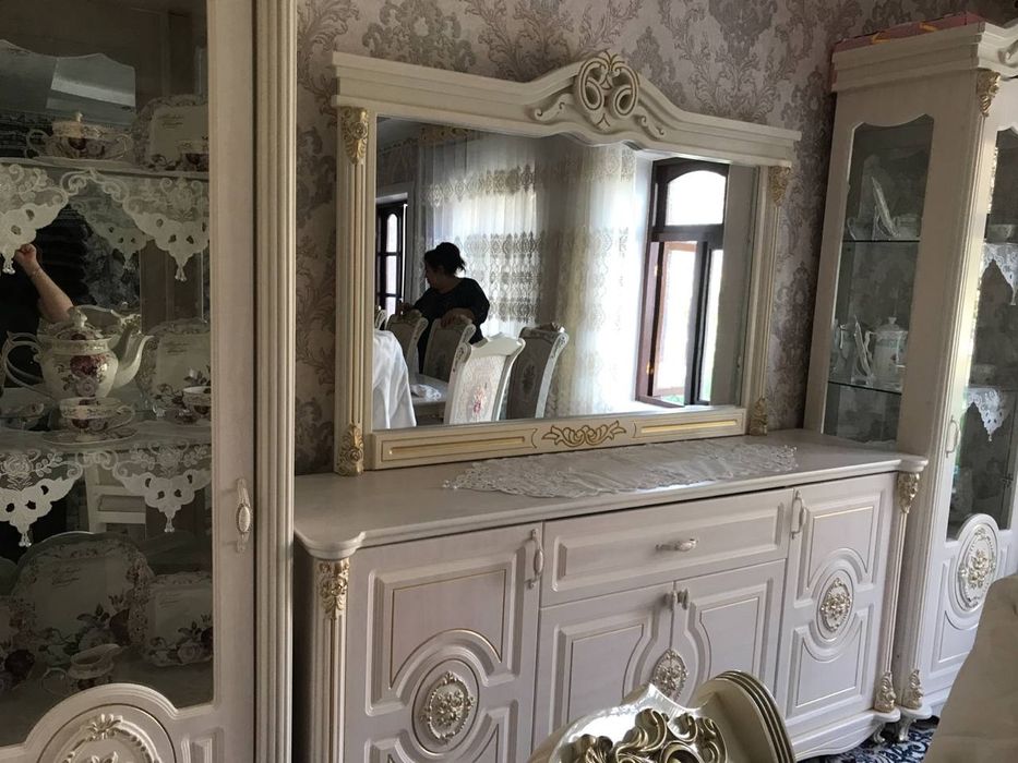 12 кишилик стол стул йенги шу ясатилганича турибди