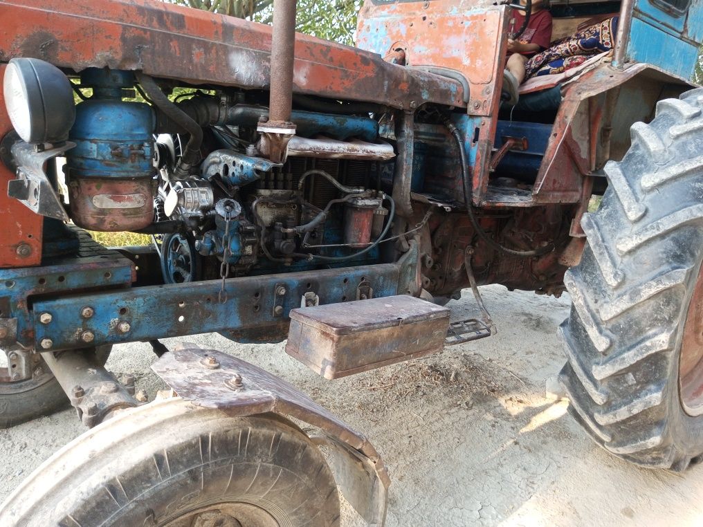 Traktor sotiladi