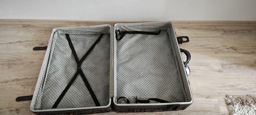 Голям куфар с колела