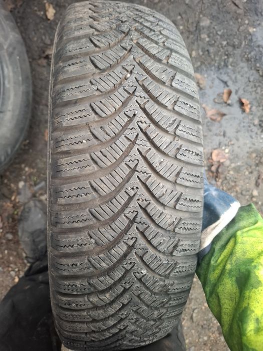 Vand 1 anvelopa 175 65 15 hankook de iarna bun
