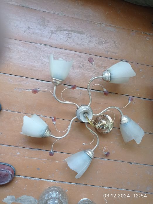 Продам люстру и плафоны, лампочки.