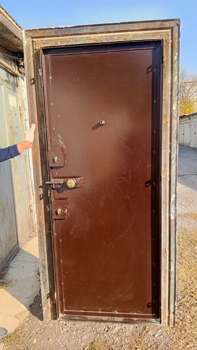 Продаю металлическую дверь