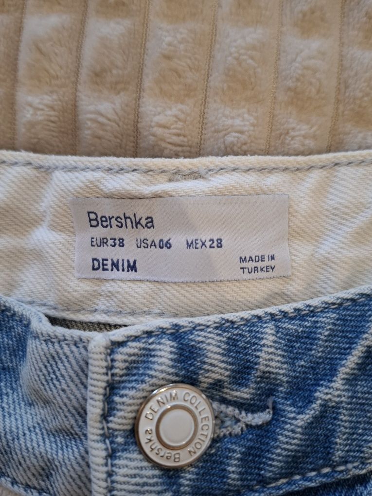 Къси панталони BERSHKA