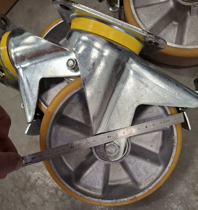 Vand 4 roti pivotante ptr. sarcini grele,cu frana,diam. 200mm