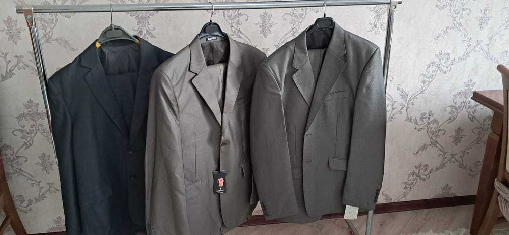 продам новые костюмы муж. цена за три штуки 20000т