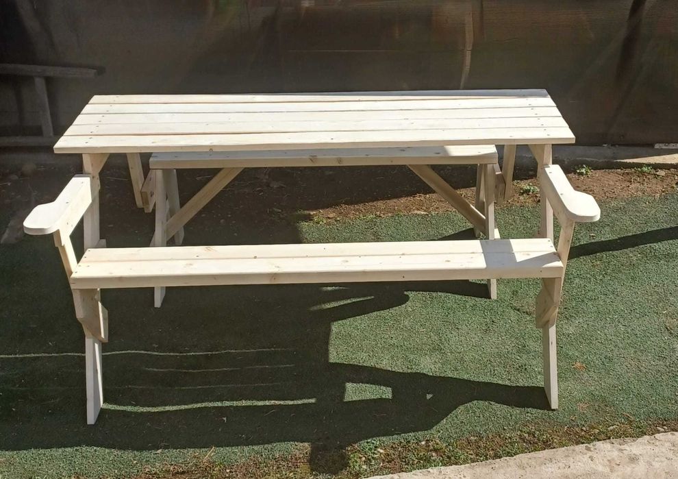 Banca din lemn pentru gradina care se desface in 2 canapele si o masa
