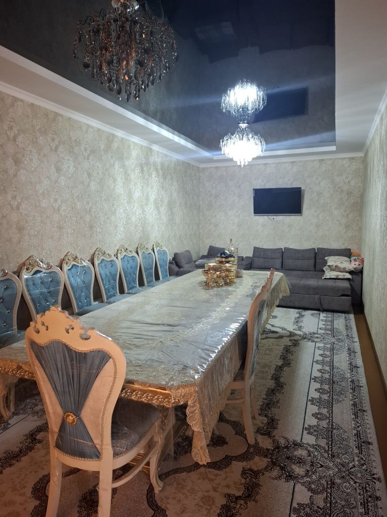 Vobkent tuman Bobur ko'chasida hamma qulayliklarga ega hovli sotiladi