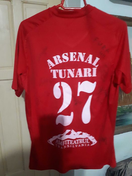 Tricou cu autografe+Sort Arsenal Tunari-Banii merg la un baiat bolnav
