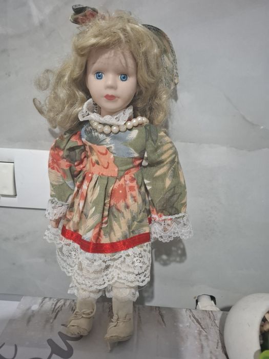 Papusa porțelan 35 cm inaltime 50 cm