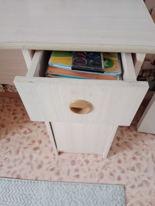 Продам письменный столик.
