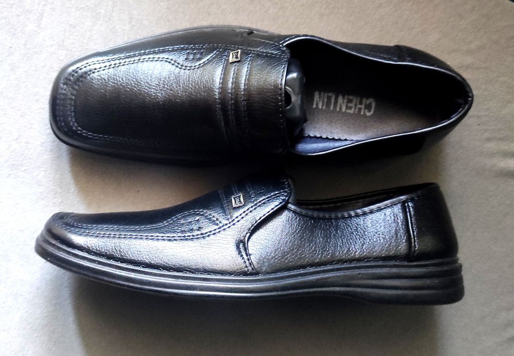 Обувки нови последни бройки номер 43  бройката 15 лв