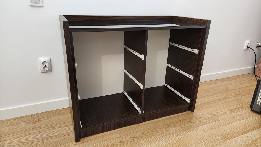 Comoda cu 6 sertare Wenge si geam negru lucios stare foarte buna