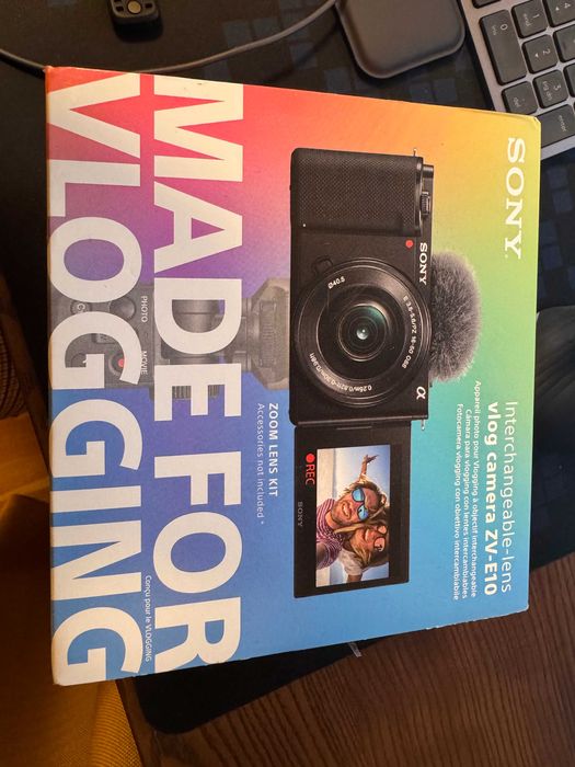 Sony Alpha ZV-E10 + Obiectiv 16-50mm + baterie streaming