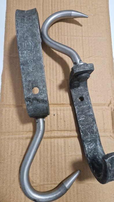 Cârlige pentru carcasă