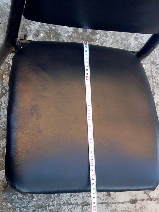 Метални столове с кожена тапицерия.