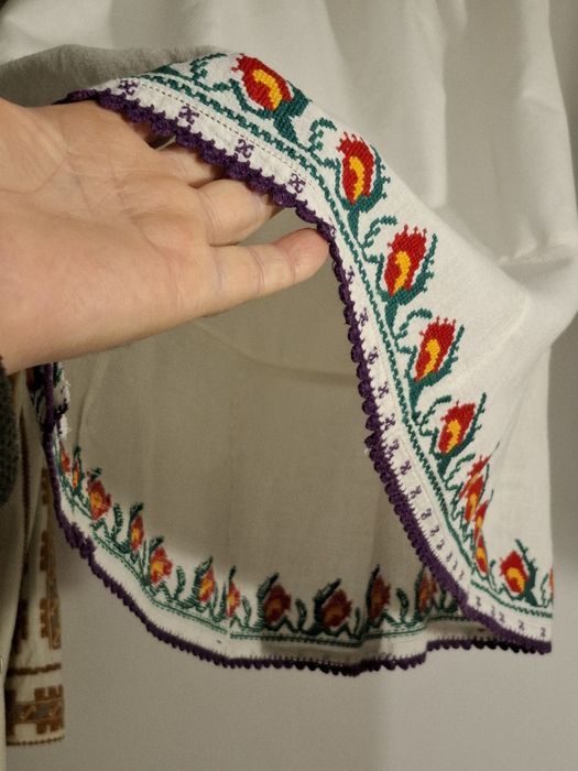 Ie și poale costum popular