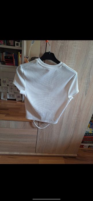 Top alb Bershka.