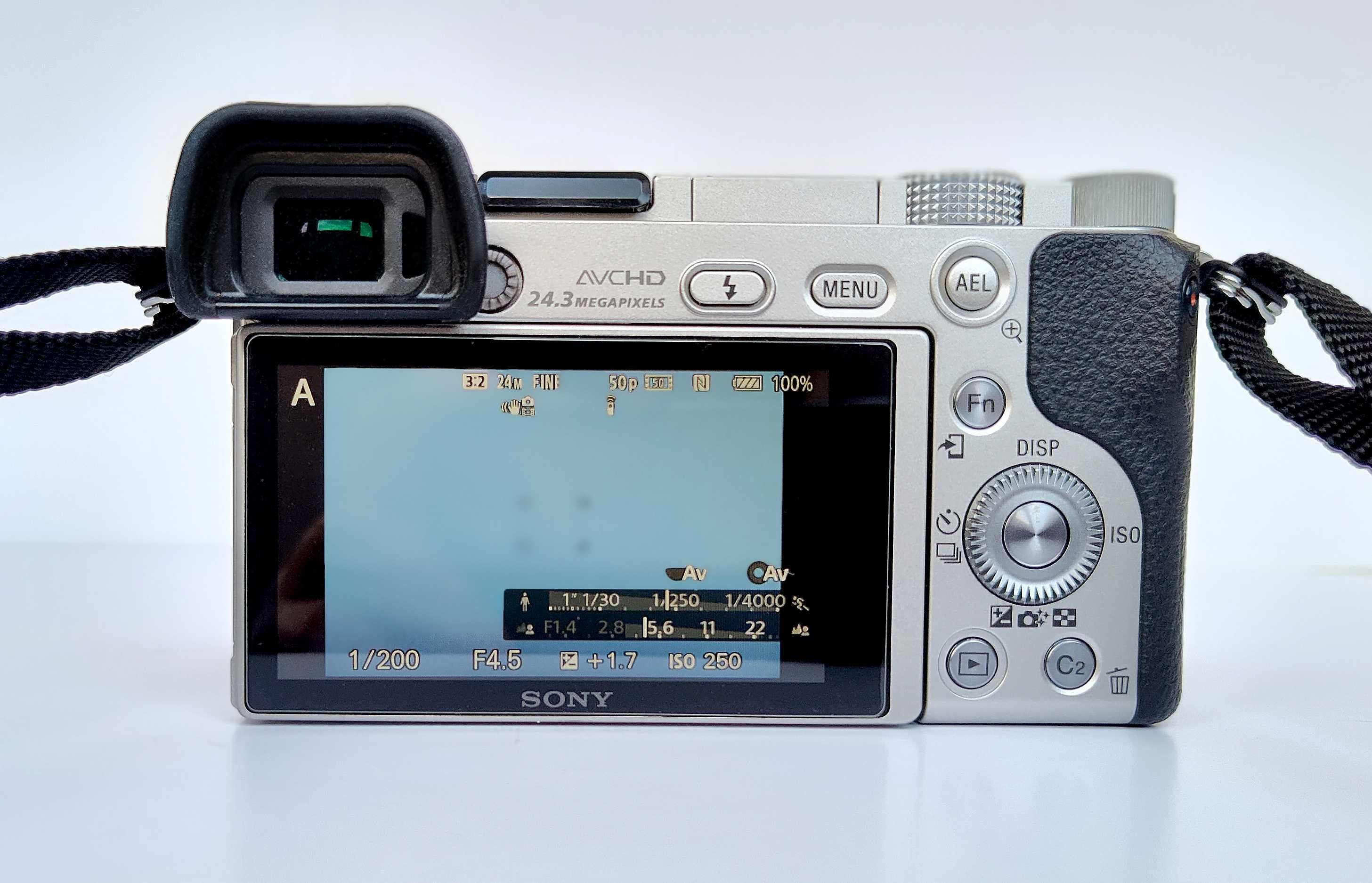 Безогледален фотоапарат Sony a6000 на 1500 кадъра - сребърната версия!