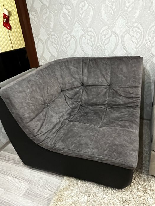 Диван и угол отдам даром.