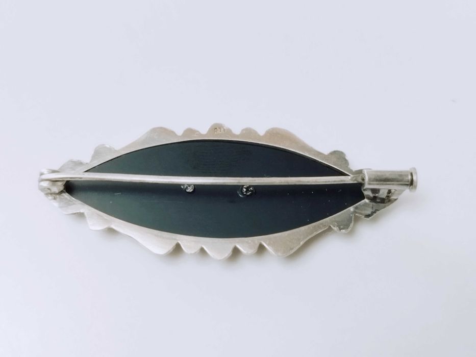 Veche Brose argint 800 si onix model floral