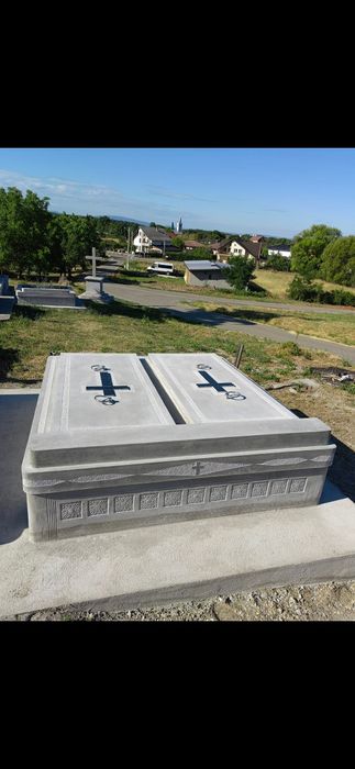 Morminte,cruci,cavouri