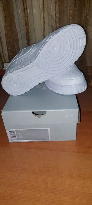 Nike Air Force triple white