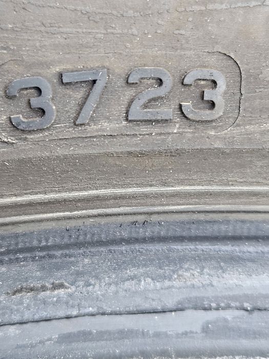 Vând 2 anvelope iarna 265/60/18 265/60r