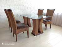 Елегантна трапезна маса с четири стола от ратан