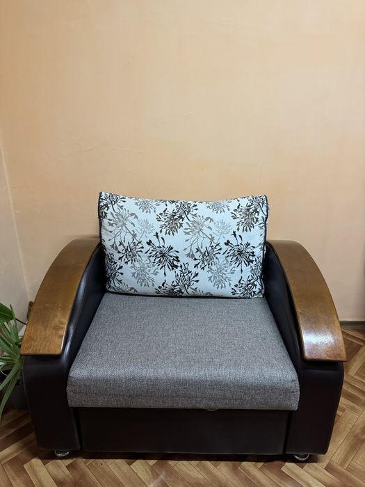 Продается диван и кресло в хорошем состоянии.