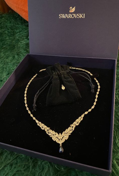 Нова огърлица на SWAROVSKI с допълнителен камък към нея.