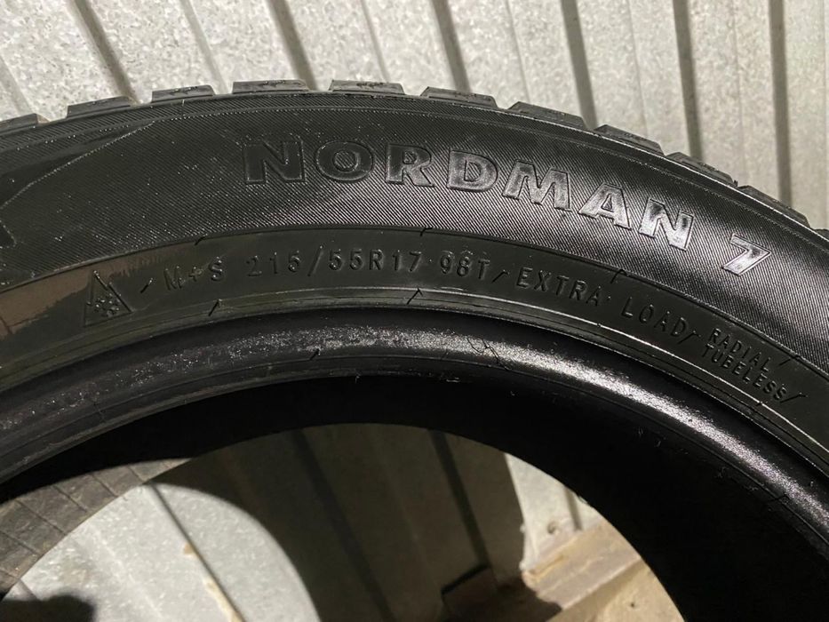 Продам шипованные зимние шины 215/55R17