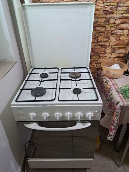 Aragaz Zanussi pe gaz cu rotisor