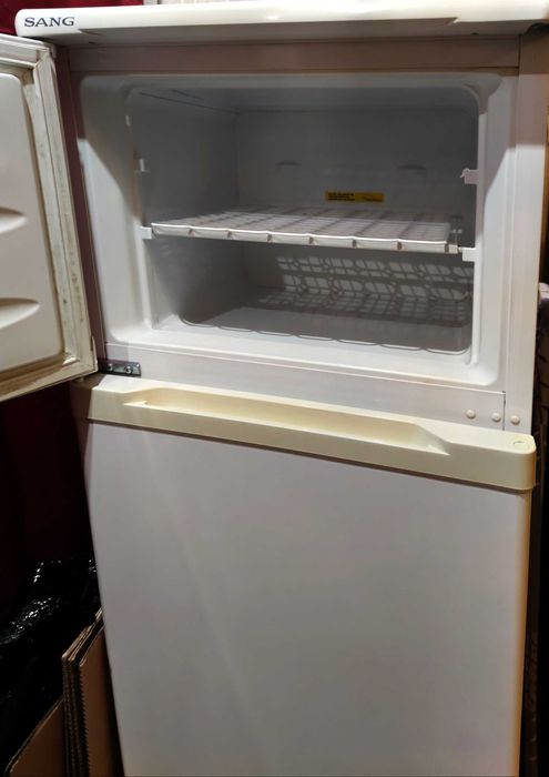 Хладилник с горен фризер SANG, 240 литра, 155 см височина