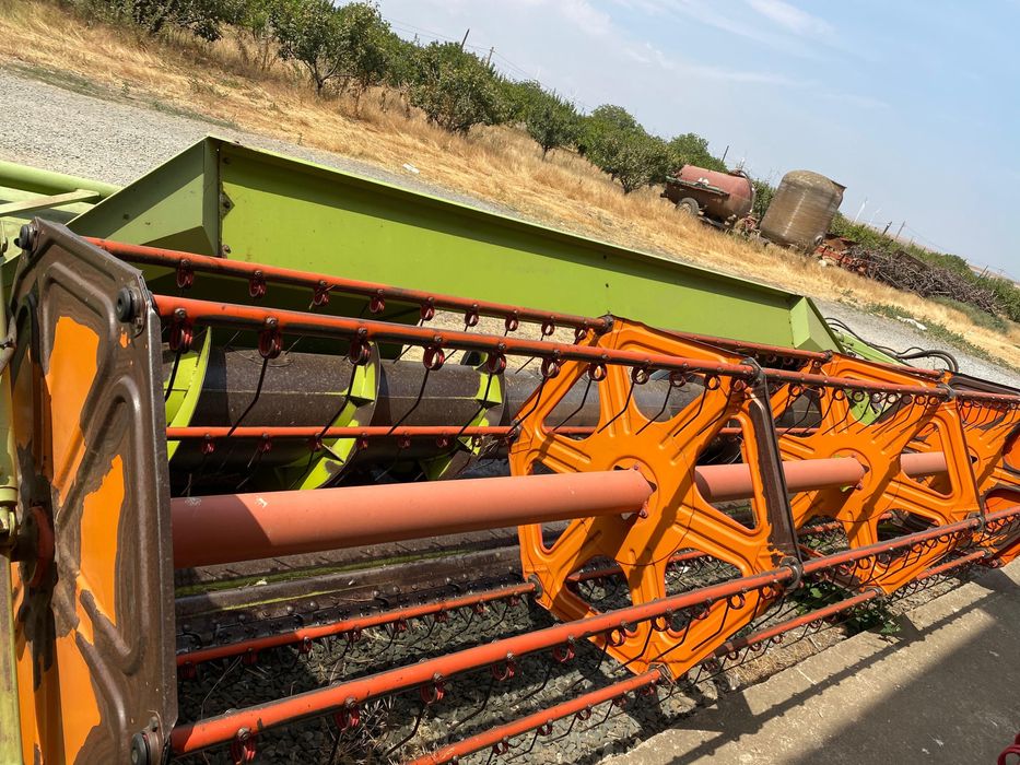 CLAAS Avero 240 – 2250 h lucru – Heder grâu + floare + rapiță
