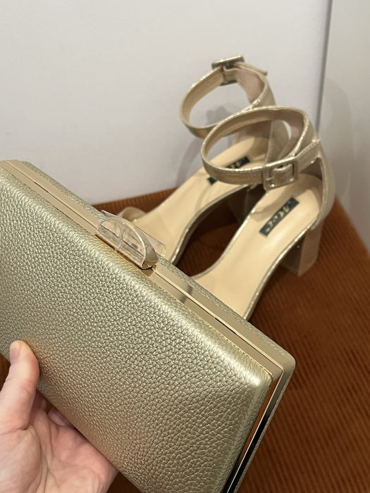 Set de sandale aurii masura 36 + clutch de ocazie