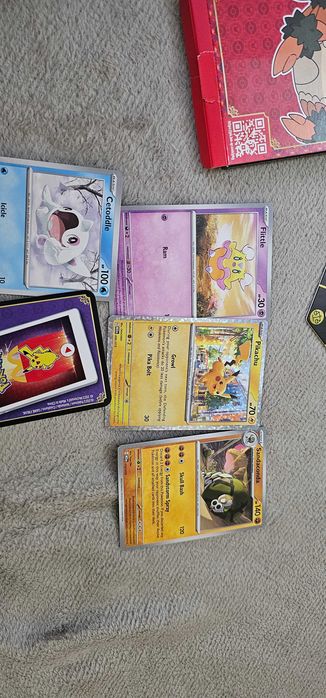 cutie cu cartonase pokemon