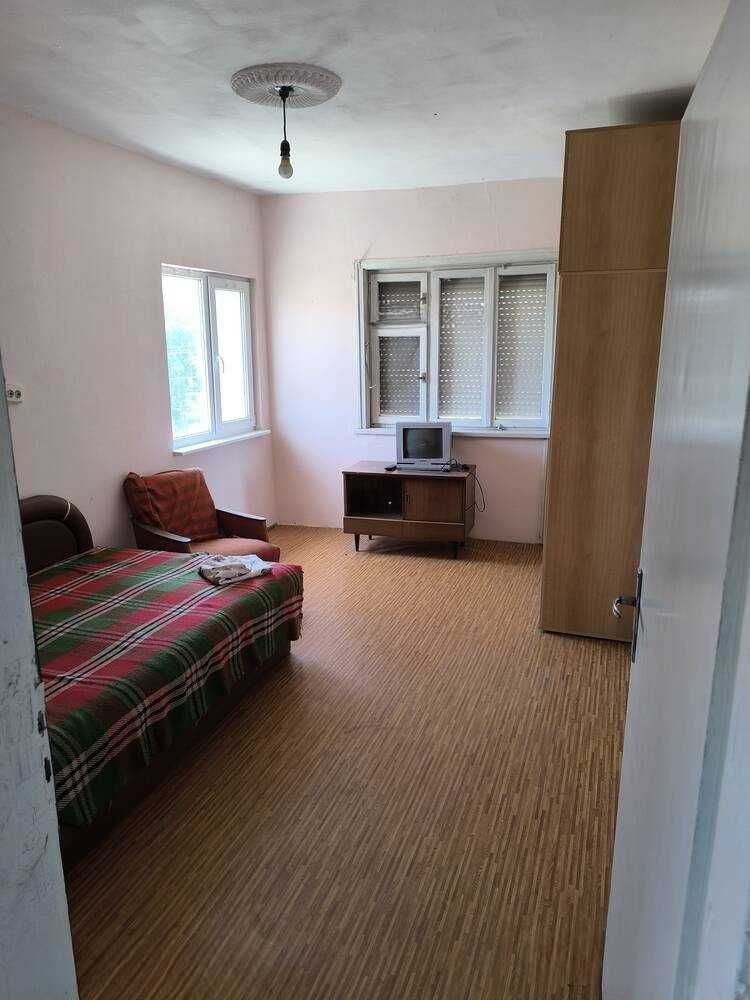 Двуетажна къща с отделно таванско помещение в кв. Черно море