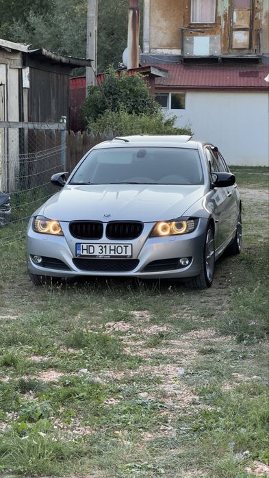 BMW E90.        .