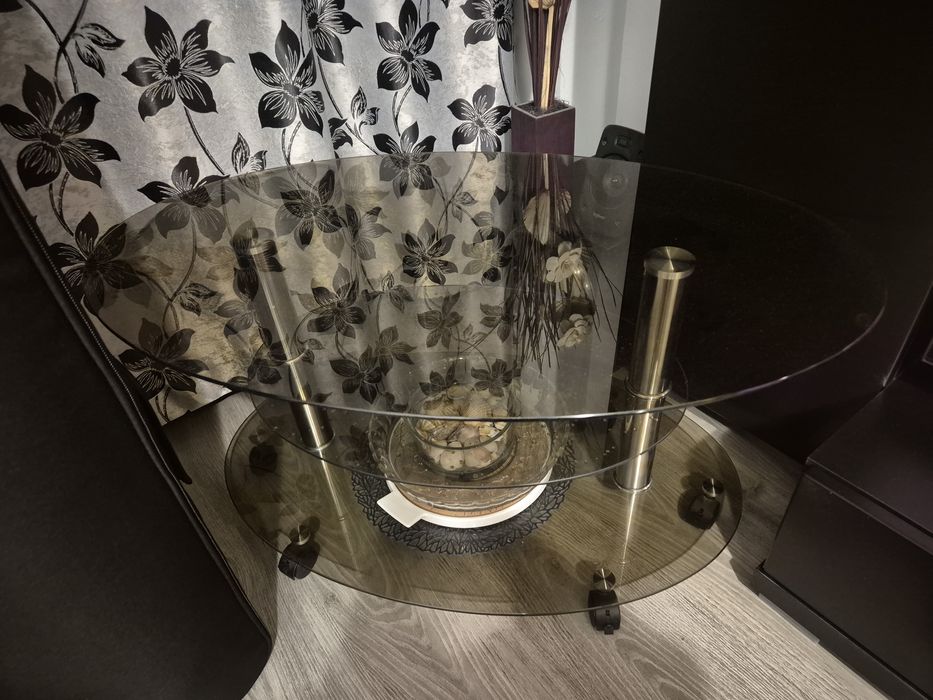 Masă din sticlă cu 3 nivele – elegantă și practică